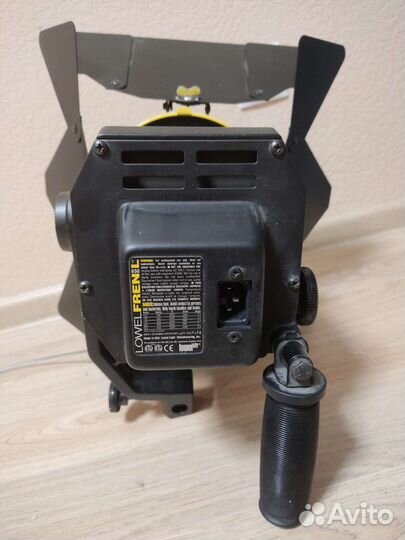 Прожектор Lowel Fren-L 650 с линзой Френеля