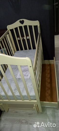 Детская кроватка с универсальным маятником