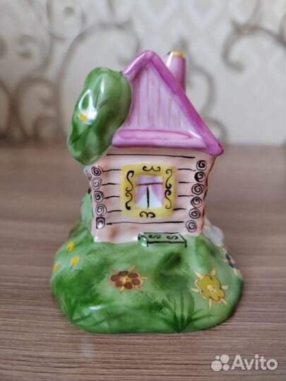 Фарфоровая статуэтка 