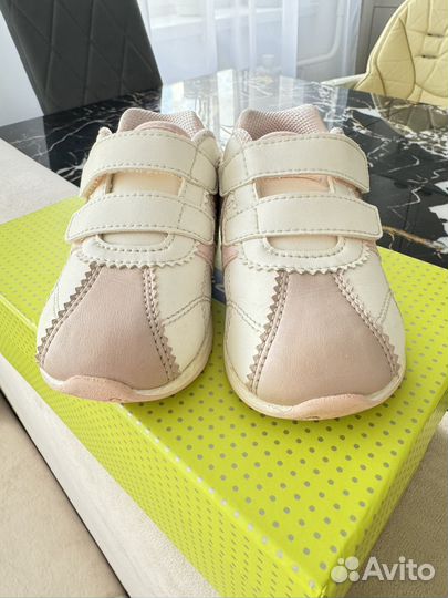 Кроссовки на девочку 22