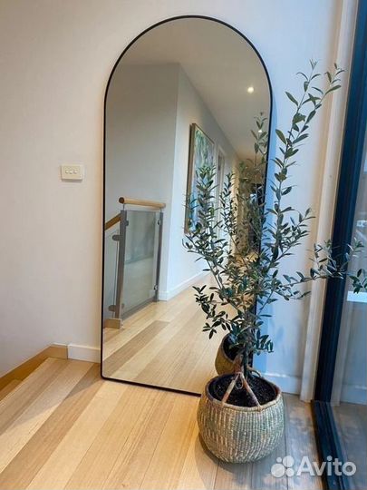 Зеркало в металлической раме