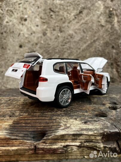 Машинка металлическая Toyota Land Cruiser 300