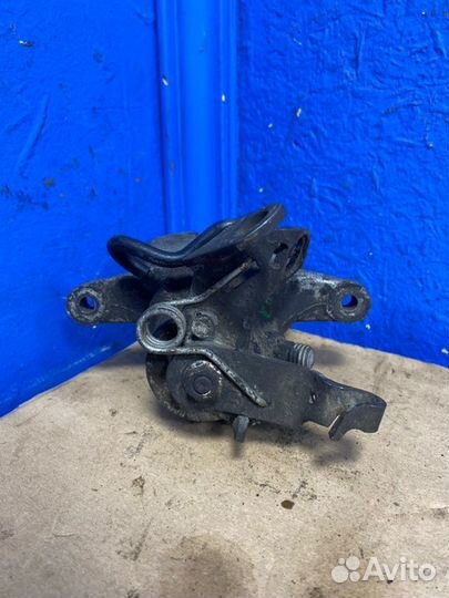 Суппорт тормозной задний правый Volkswagen Jetta5