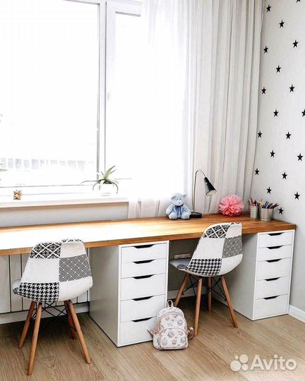 Детская рабочая зона у окна