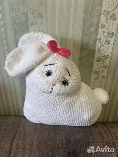 Вязаная игрушка-подушка