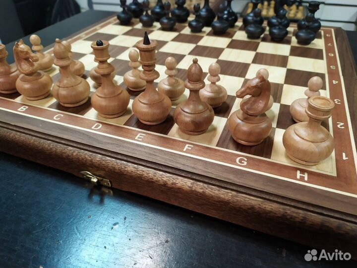 Шахматы бочонки на доске из ореха