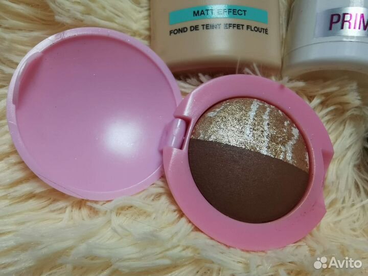 Набор косметики - тон, тени, бронзер