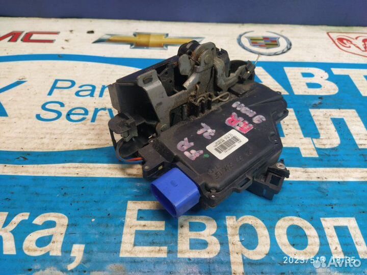 Замок двери пер. прав. Volkswagen Touareg 7L 03-10