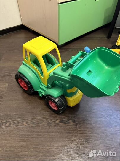 Игрушка трактор большой
