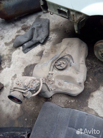 Бак топливный в сборе с насосом Passat b3