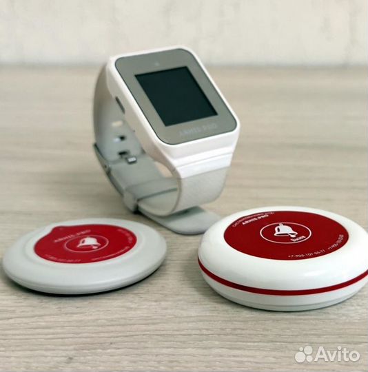 Кнопка вызова официанта к столику гостя в кафе