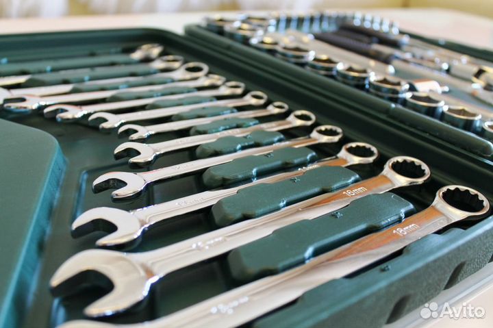 Компактный набор инструмента, ключей, головок