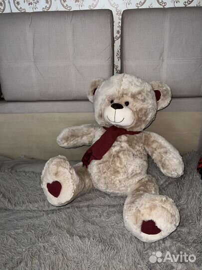 Большой плюшевый медведь