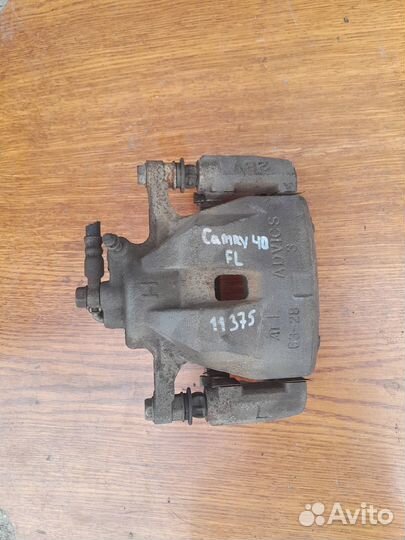 Суппорт передний левый Toyota Camry 40