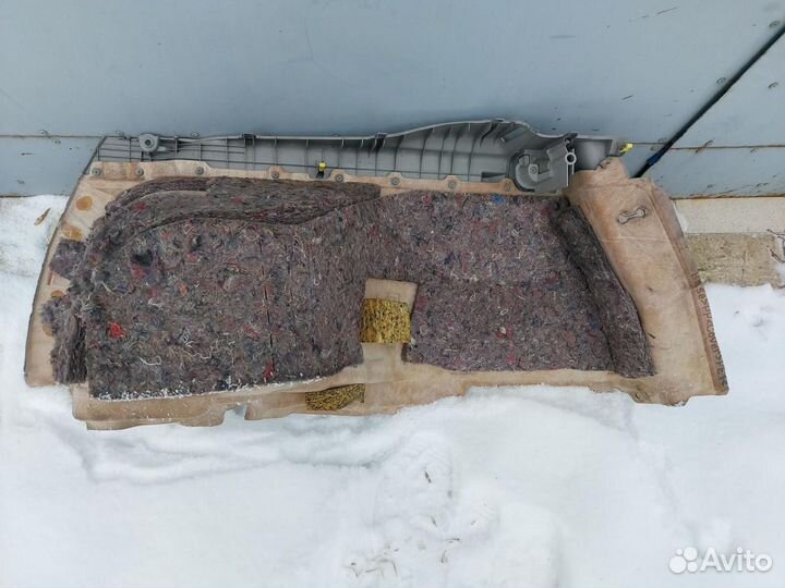 Обшивка багажника правая Toyota Prius 2 NHW20