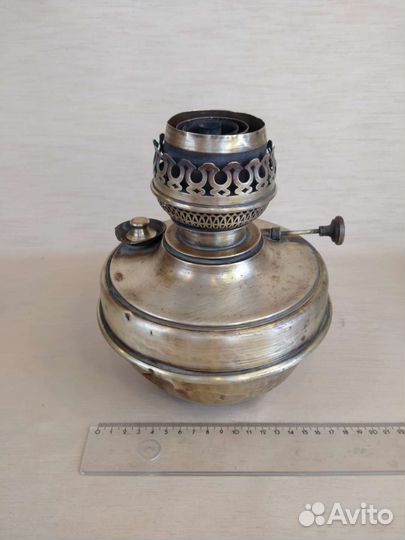 Старинная керосиновая лампа