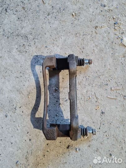 Передняя правая скоба на суппорт jeep grand cherok