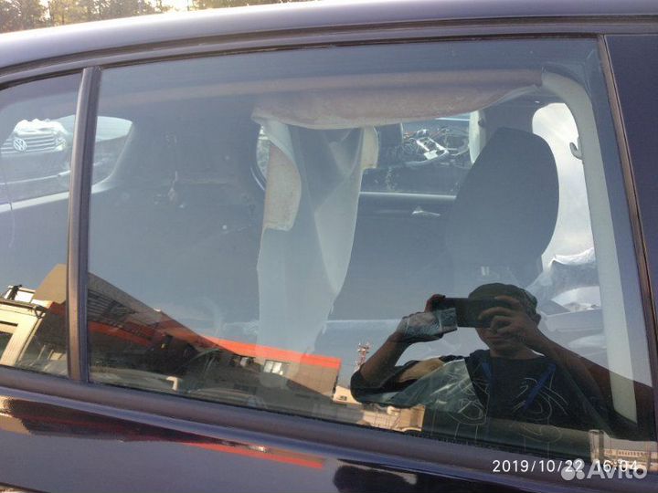 Стекло двери заднее правое Volkswagen Golf 5K1