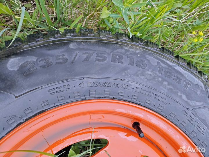 Шиповка Nokian 235/75/R16 на Дисках Land Rover 4шт