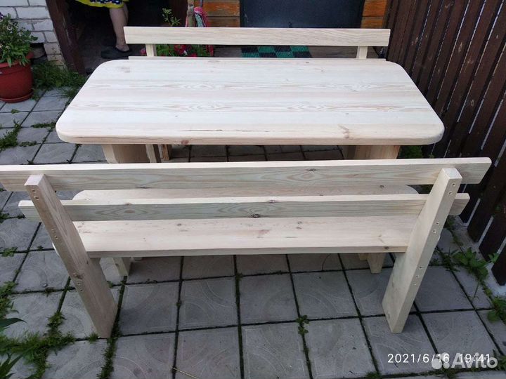 Столик и скамейки