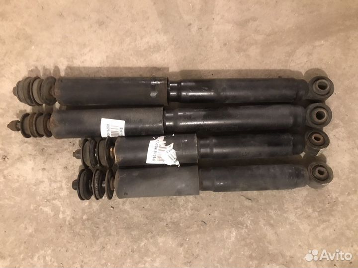 Амортизаторы комплект Toyota Land Cruiser 100