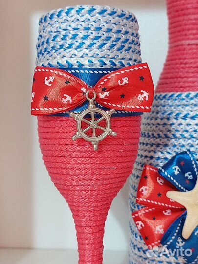 Бокалы для шампанского и бутылка