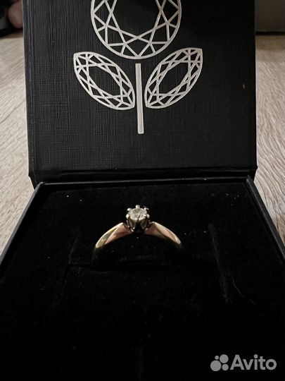 Кольцо из белого золота с бриллиантом