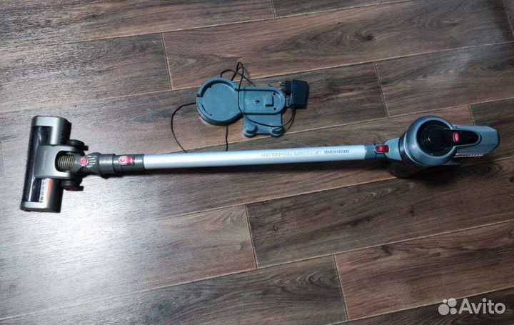 Вертикальный пылесос Redmond RV-UR356