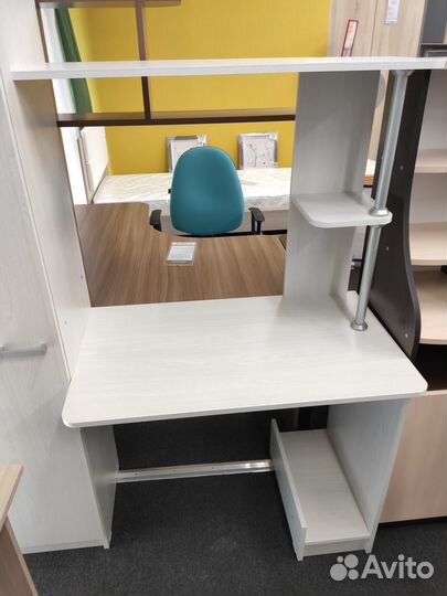 Компьютерный стол с надстройкой новый