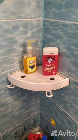 Угловая полка для ванной Snap Up Shelf