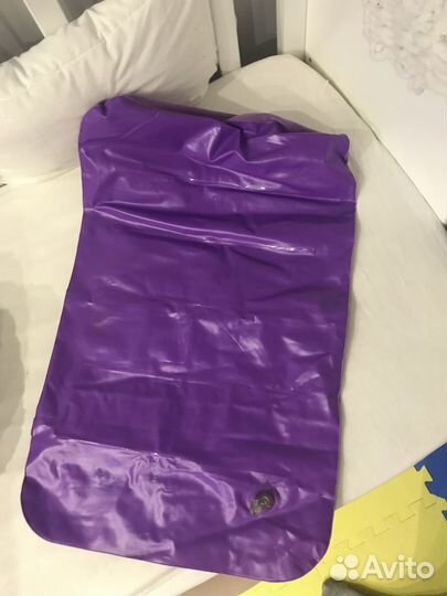 Надувная подушка для плавания или путешествий