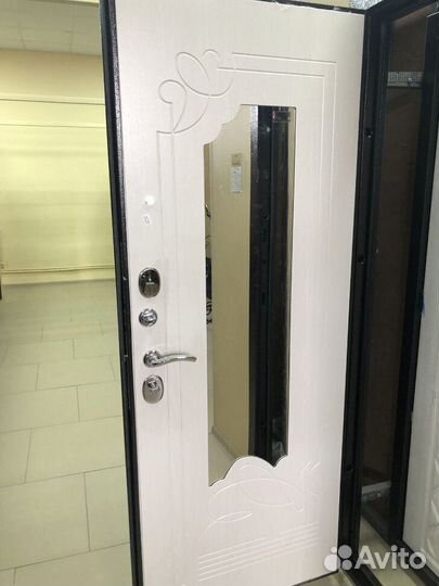 Входная дверь с зеркалом для квартиры