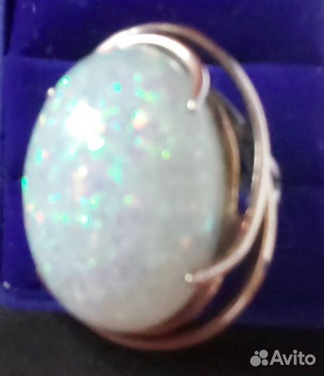 Кольцо с большим камнем