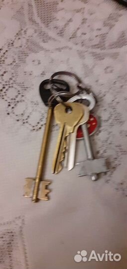 Найдена связка ключей в кож. футляре
