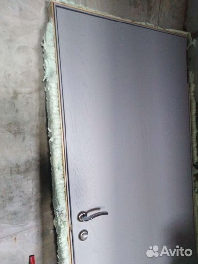 Дверь входная деревянная с коробкой