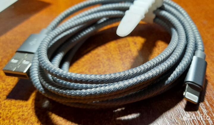 Информационно-зарядный кабель для устройств Apple