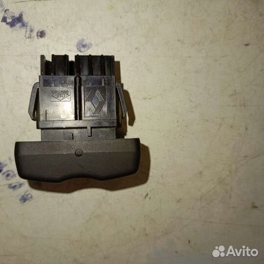 Кнопка центрального замка Renault Laguna 1