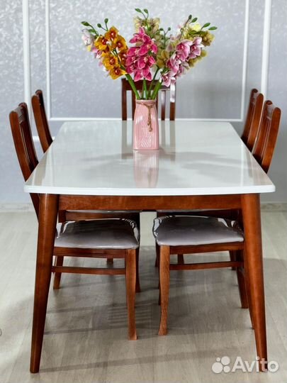 Стол и стулья