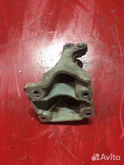 Кронштейн генератора Toyota Corolla E150 1ZRE32