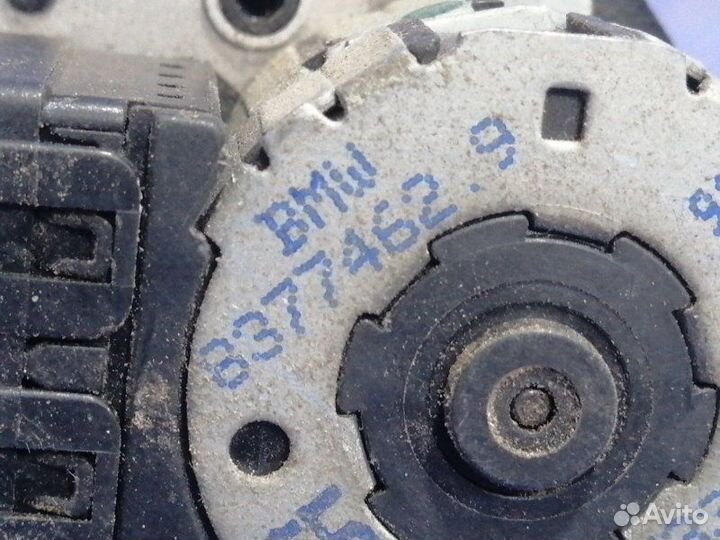 Моторчик заслонок отопителя Bmw E39 седан 2001