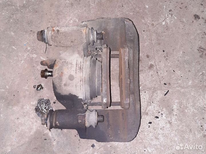 Правый Суппорт mazda 323 ba