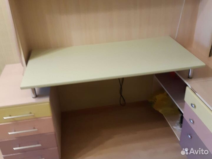 Уголок школьника стол со шкафчиками