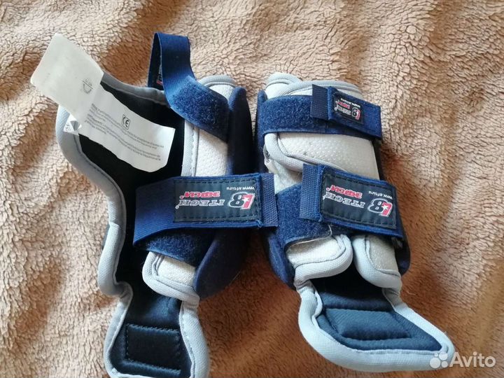 Налокотник хоккейный защитный