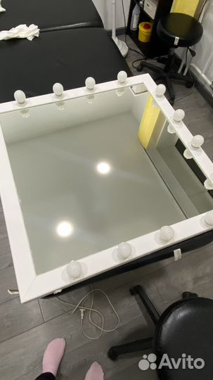 Гримерное зеркало с лампочками