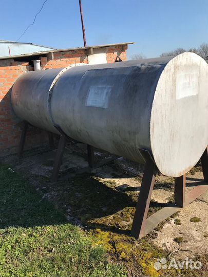 Ёмкость для воды 12 куб. и ёмкость для гсм