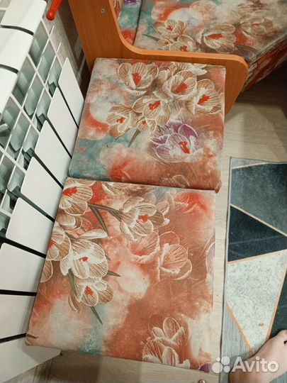 Кухонный уголок со столом и табуретами