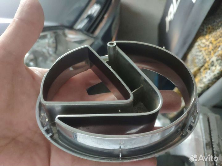 Эмблема решетки радиатора lexus