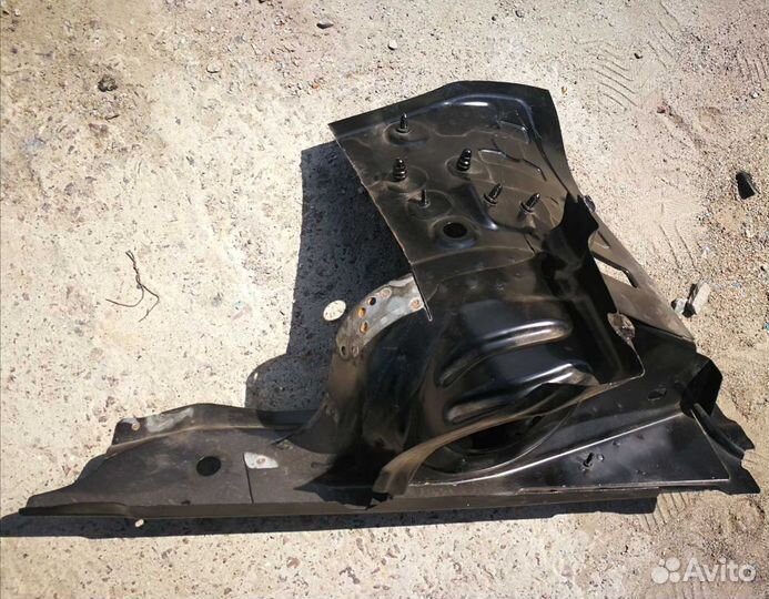 Стакан / передняя четверть VW Polo sedan