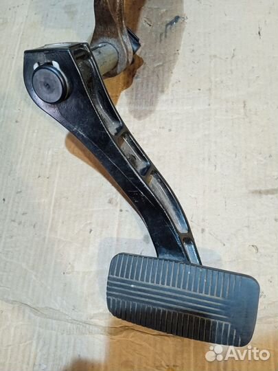 Педаль тормоза Infiniti QX56