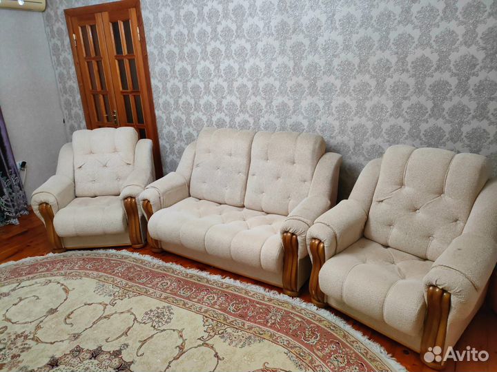 Диван с двумя креслами